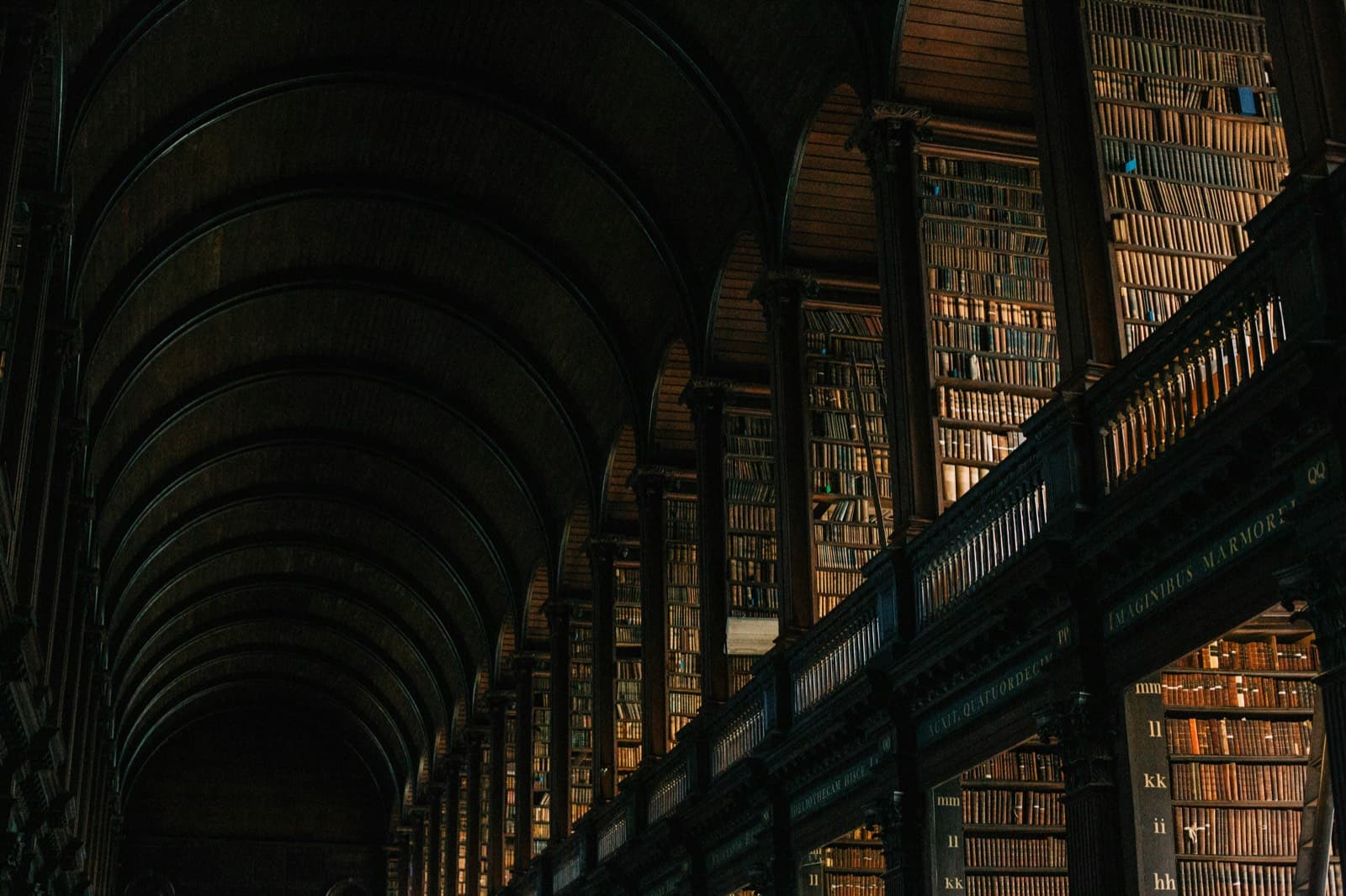 Galeria em arcadas de uma biblioteca histórica